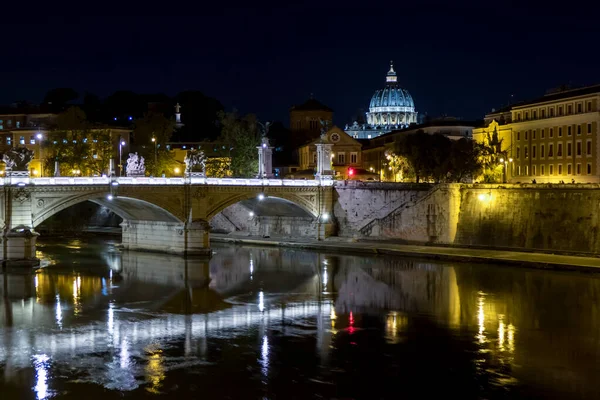 罗马铁伯河上的一座以圣彼得桥为背景的历史性桥梁 — 图库照片