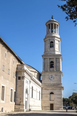 Roma 'daki duvarların dışındaki Aziz Paul Kilisesi.