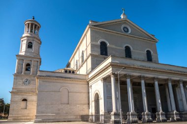 Roma 'daki duvarların dışındaki Aziz Paul Kilisesi.