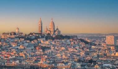 Montmartre 'nin arka planında Paris' in havadan görüntüsü