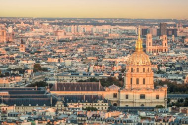 Günbatımında Les Invalides ile Paris 'in hava manzarası