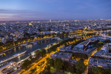 Paris, Fransa - 09-10-2018: Seine Nehri 'nin gün batımındaki hava manzarası