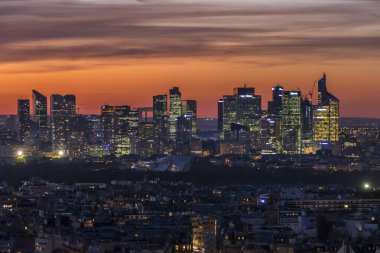 Gün batımında Paris 'te La Defense' ın hava görüntüsü