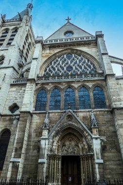 Paris 'teki bir Gotik Saint Etienne Kilisesi' nin cephesi.