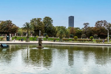 Paris, Farnce - 09-10 / 2018: Lüksemburg Bahçeleri 'ndeki göl