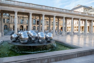 Paris, Fransa - 09-11-2018: Paris 'teki Palais Royal meydanındaki küreler