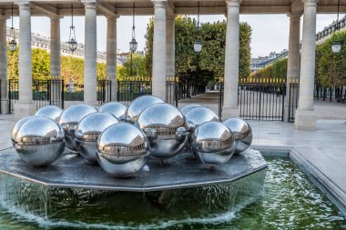 Paris, Fransa - 09-11-2018: Paris 'teki Palais Royal meydanındaki küreler