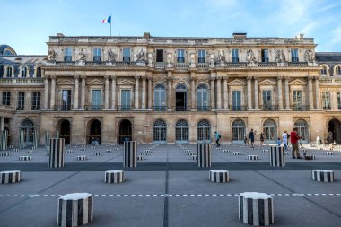 Paris, Fransa - 09-11-2018: Paris 'teki Palais Royal Meydanı siyah ve beyaz sütunlu
