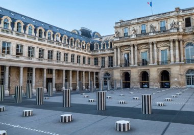 Paris, Fransa - 09-11-2018: Paris 'teki Palais Royal Meydanı siyah ve beyaz sütunlu