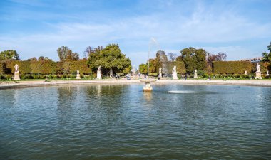 Paris, Fransa - 09-11-2018: Güzel pınarlarıyla Tuileries Gardens