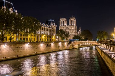 Paris, Fransa - 09-10-2018: Notre Dame Katedrali ve Seine Nehri gece aydınlandı