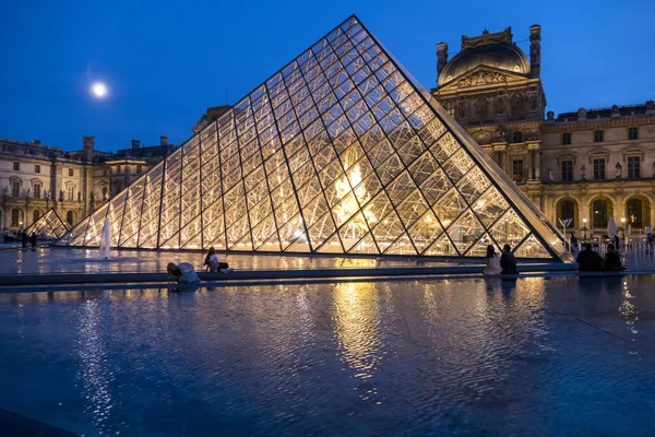 Paris, Fransa - 09-10-2018: Louvre Müzesi ve piramidi alacakaranlıkta aydınlandı