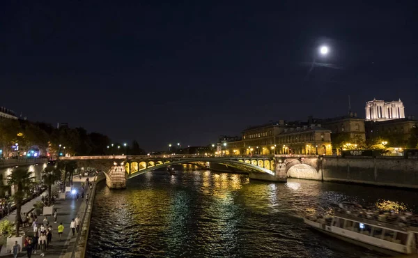 Paris France 2018 River Seine Човнами Освітленими Вночі — стокове фото