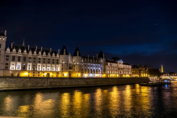 Paris França 2018 Rio Sena Conciergerie Iluminados Noite — Fotografia de Stock