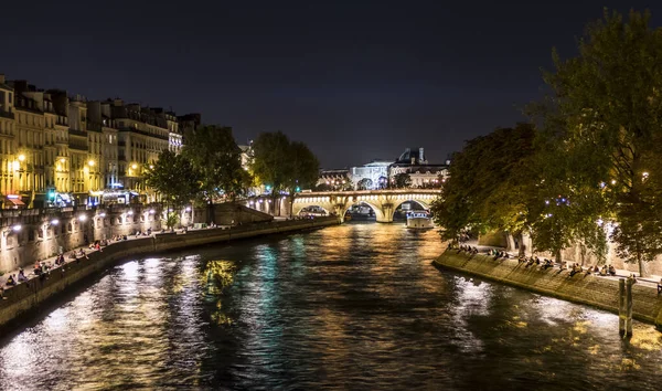 Paris France 2018 River Seine Човнами Освітленими Вночі — стокове фото