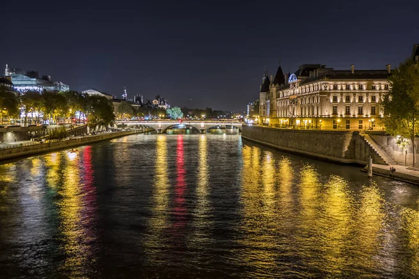 Paris França 2018 Rio Sena Conciergerie Iluminados Noite — Fotografia de Stock