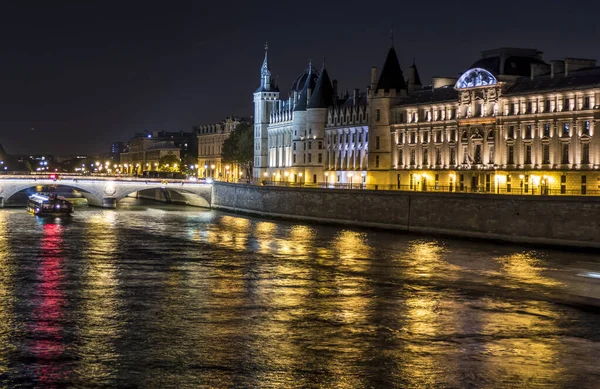 Paříž Francie 2018 Noci Osvětlena Řeka Seina Conciergerie — Stock fotografie