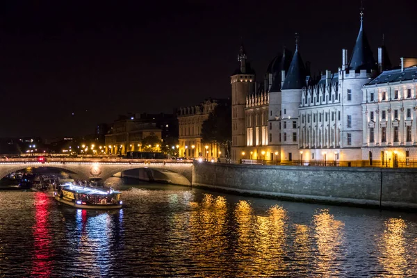 フランス 2018 夜に川セーヌ川とコンシェルジュリーが点灯 — ストック写真