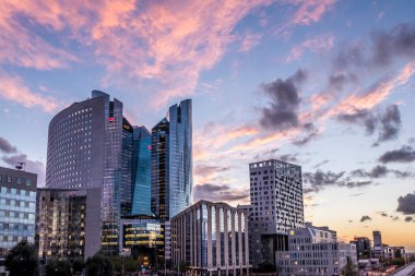 Paris, Fransa - 09-10-2018: Paris 'teki La Defense gökdelenleri güzel bir günbatımının renkleriyle aydınlandı