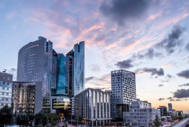 Paris, Fransa - 09-10-2018: Paris 'teki La Defense gökdelenleri güzel bir günbatımının renkleriyle aydınlandı