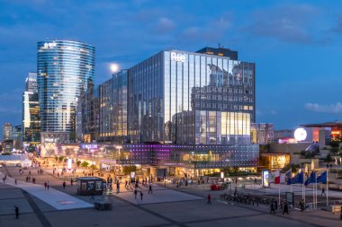 Paris, Fransa - 09-10-2018: Paris 'teki La Defense gökdelenleri alacakaranlıkta aydınlandı