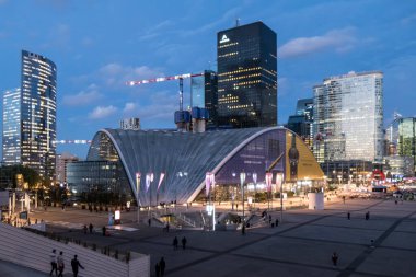 Paris, Fransa - 09-10-2018: Paris 'teki La Defense gökdelenleri alacakaranlıkta aydınlandı
