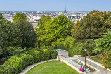 Arkasında Paris manzarası olan Belleville parkı.