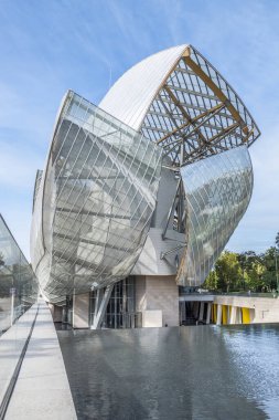 Paris, Fransa: 09-11-2018: Paris 'teki Vuitton vakfının güzel binası
