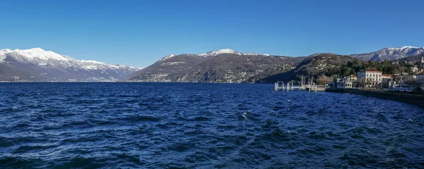 Luino Maggiore Gölü Nün Arka Planında Karla Kaplı Dağlar Var — Stok fotoğraf