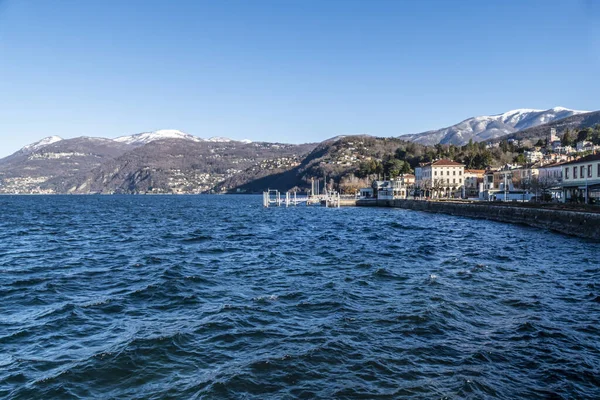 Paisagem Luino Lago Maggiore Com Montanhas Cobertas Neve Fundo — Fotografia de Stock