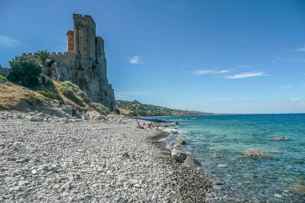 Roseto Capo Spulico Italy 2016 Beach Green Sea Castle Overlooks — Stock Photo, Image