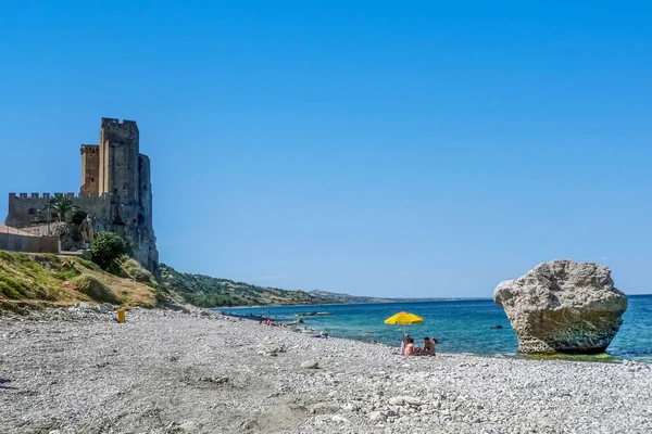 Roseto Capo Spulico, İtalya - 07 / 02 / 2016: Örs taşlı plaj