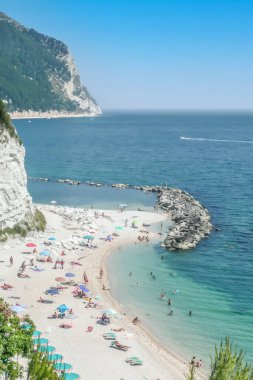 Sirolo, İtalya - 07-04-2014: Sirolo 'daki Urbani Sahili' nin havadan görünüşü, Conero Dağı 'nın altı