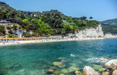 Sirolo 'daki güzel Urbani Sahili' nde yeşil su var.