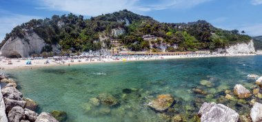 Monte Conero 'nun altındaki Sirolo' daki güzel Urbani plajının ekstra panoramik manzarası.