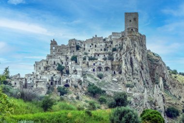 Hayalet şehir Craco 'nun manzarası. Heyelan yüzünden harabe olmuş terk edilmiş evler.