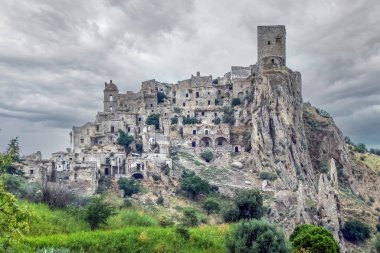 Hayalet şehir Craco 'nun manzarası. Heyelan yüzünden harabe olmuş terk edilmiş evler.