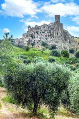 Hayalet şehir Craco 'nun manzarası. Heyelan yüzünden harabe olmuş terk edilmiş evler.