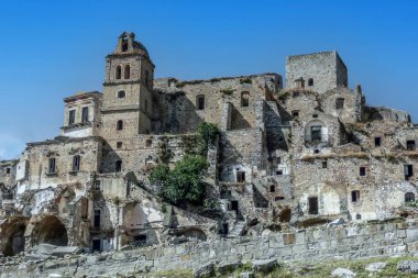 Hayalet şehir Craco 'nun manzarası. Heyelan yüzünden harabe olmuş terk edilmiş evler.