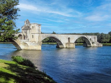 Avignon 'daki Rhone Nehri üzerindeki Saint-Benezet köprüsü.