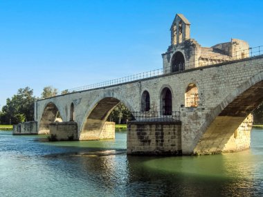 Avignon 'daki Rhone Nehri üzerindeki Saint-Benezet köprüsü.