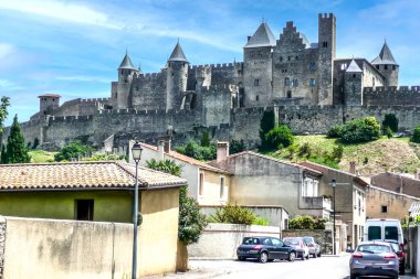 Carcassonne 'un tarihi merkezinin panoramik manzarası eski bir kalenin duvarlarıyla çevrili.