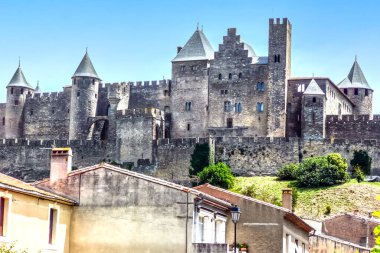 Carcassonne 'un tarihi merkezinin panoramik manzarası eski bir kalenin duvarlarıyla çevrili.