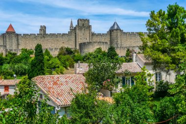 Carcassonne 'un tarihi merkezinin panoramik manzarası eski bir kalenin duvarlarıyla çevrili.