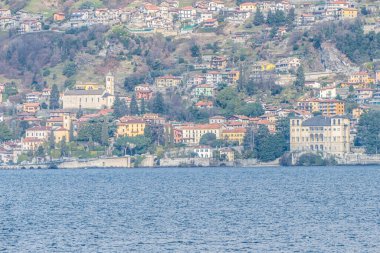 Como Gölü 'nden görünen Gravedona manzarası