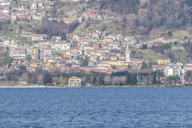 Como Gölü 'nden görünen Gravedona manzarası