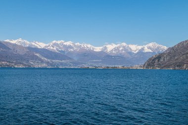 Coo Gölü manzarası Dervio ve Alpler arka planda.