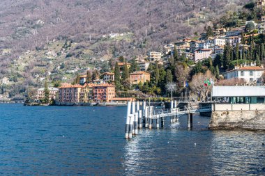 Bellano 'daki Como Gölü boyunca gezinti güvertesi.