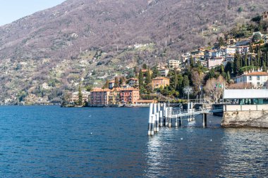 Bellano 'daki Como Gölü boyunca gezinti güvertesi.