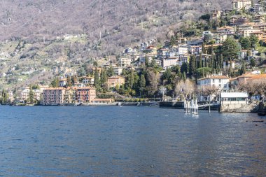 Bellano 'daki Como Gölü boyunca gezinti güvertesi.